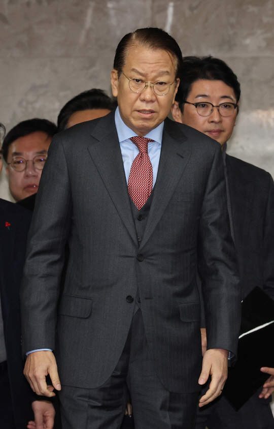 지난 12월27일 국민의힘 비상대책위원장으로 지명된 권영세 의원이 국회 본청에서 열린 당 비상의원총회에 참석하고 있다.<연합뉴스 사진>